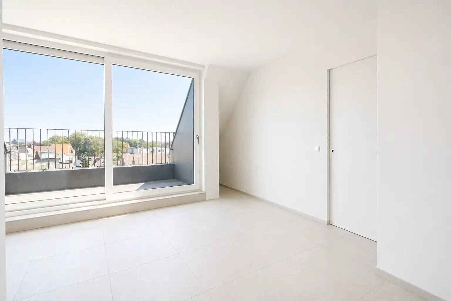 Prachtig 3-slaapkamerappartement met hoogwaardige afwerking, lichtrijke leefruimte en grote terrassen.   foto 2