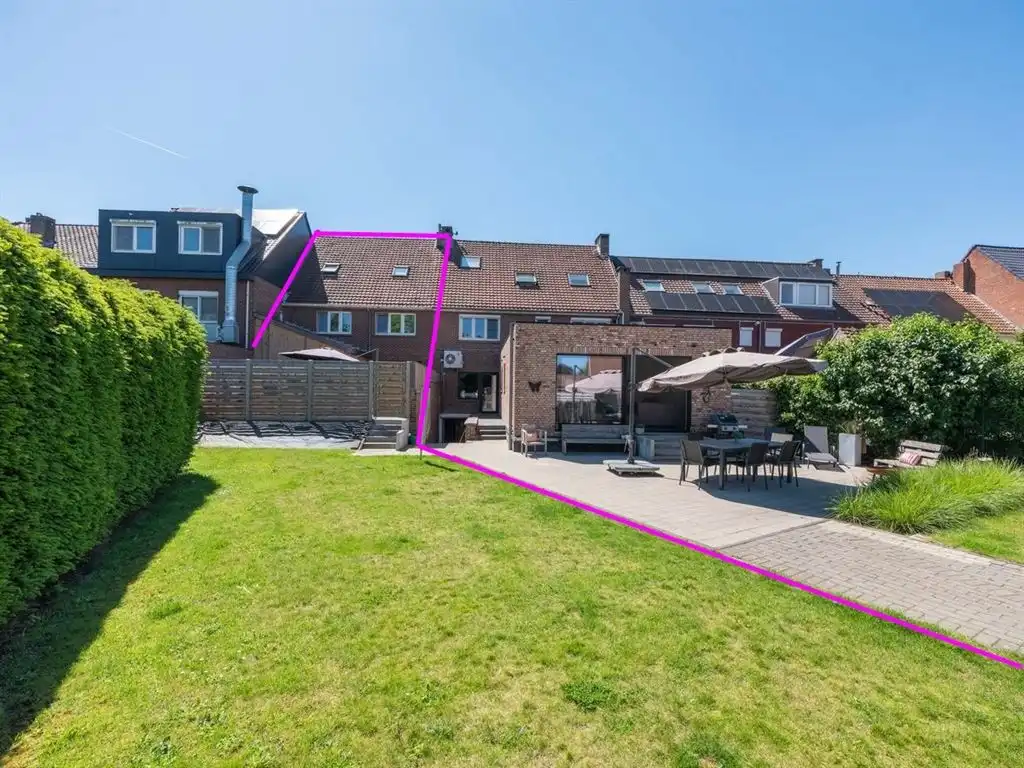 Charmante woning in gesloten bebouwing met ruim terras, tuin en bijhorende carport, volledig onderkelderd met inpandige garage, in het centrum foto 7