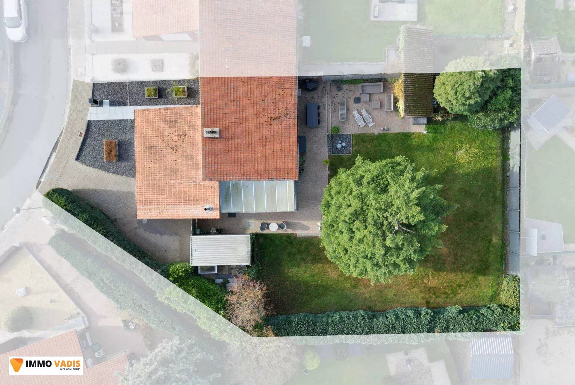 Uitstekend onderhouden HOB woning ,3slaapkamers en 2 garages foto 2