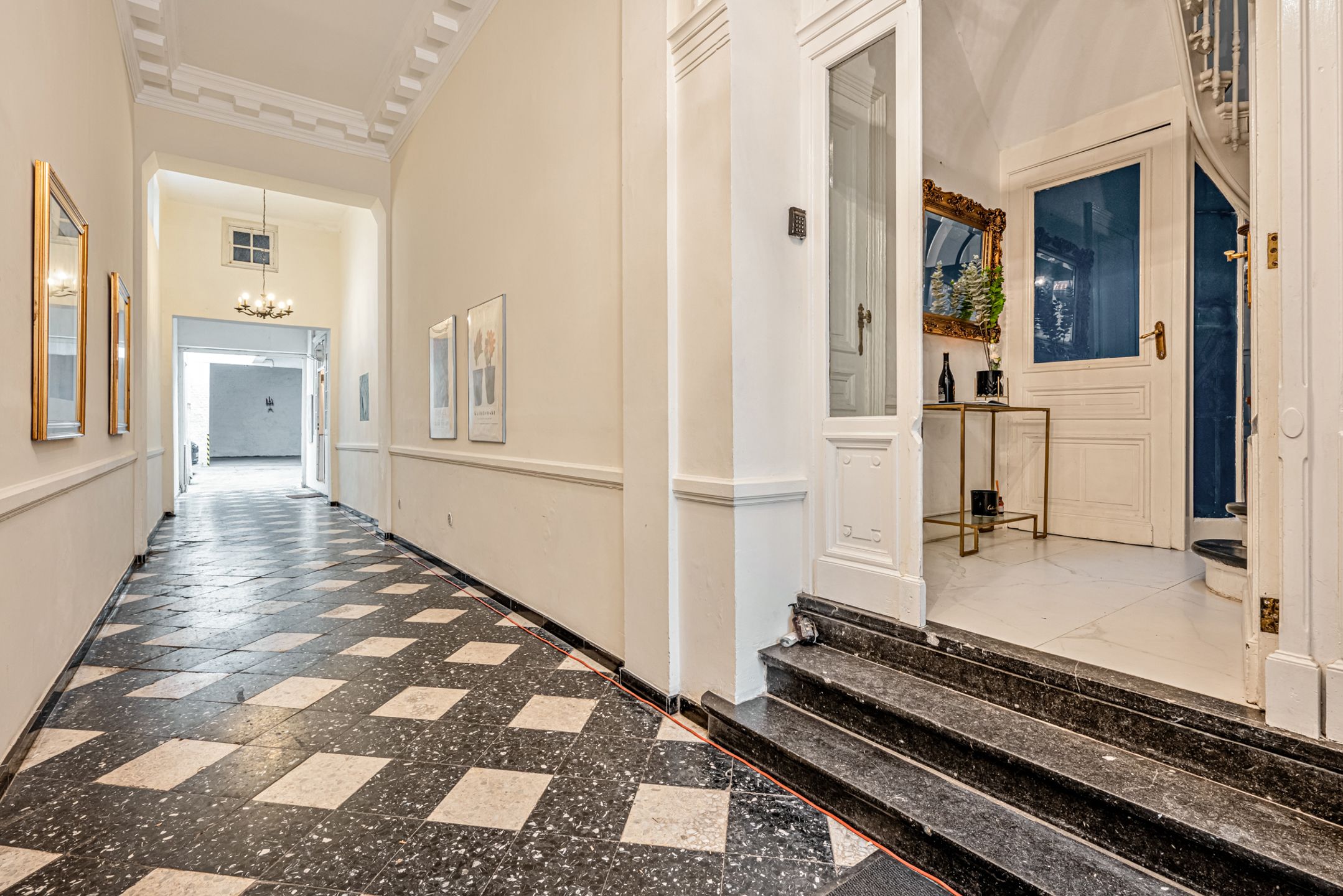 Exclusief gerenoveerd herenhuis in hartje Brussel foto {{pictureIndex}}