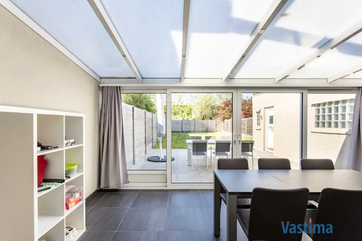 Lichtrijke halfopen bebouwing met 3 slaapkamers, tuin en garage foto 12