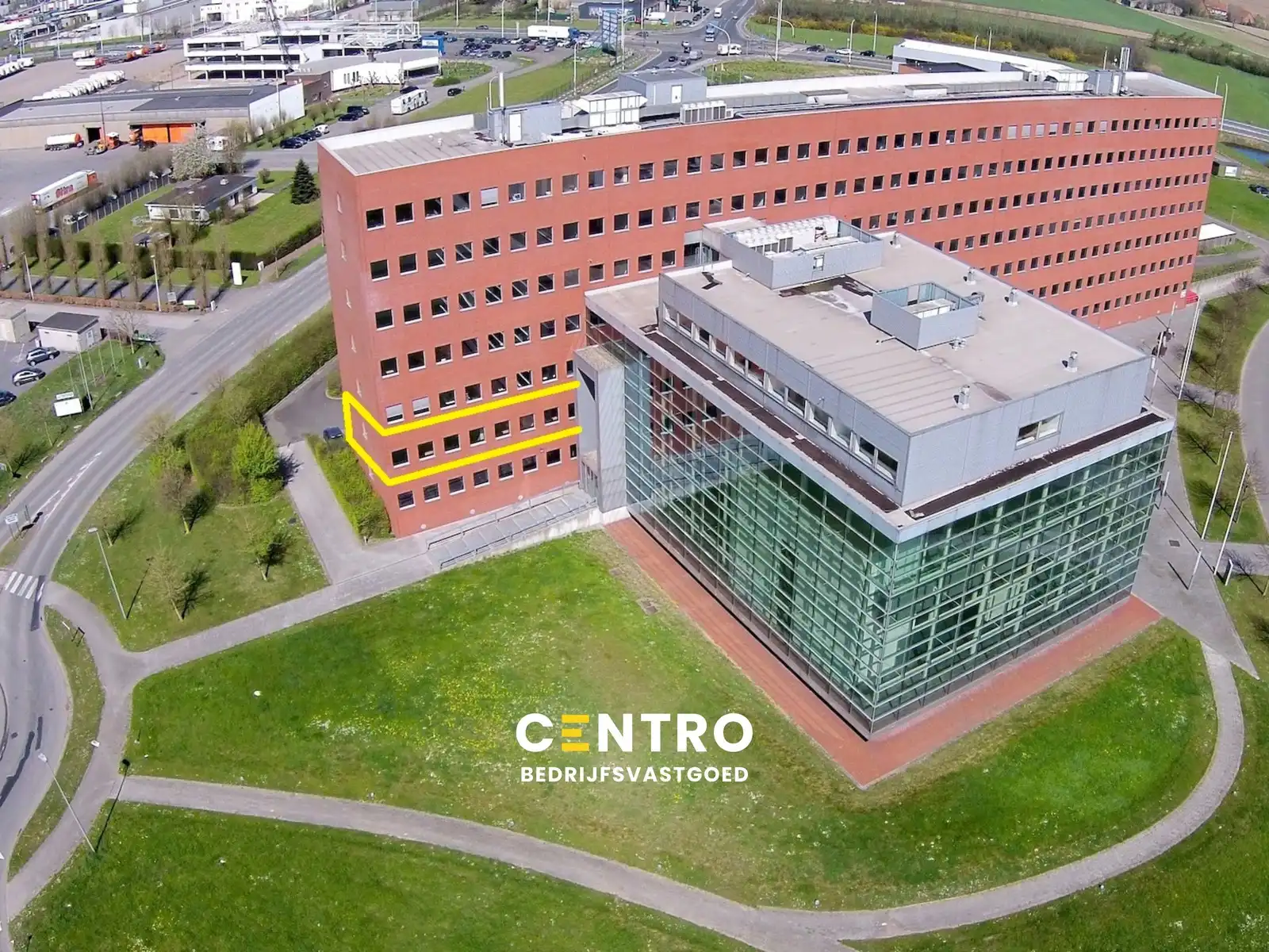 Instapklare KANTOORRUIMTEN (± 255 m²) - ALL-IN formule (huur, verbruik, randaccomodatie, etc.) te IEPER. foto {{pictureIndex}}