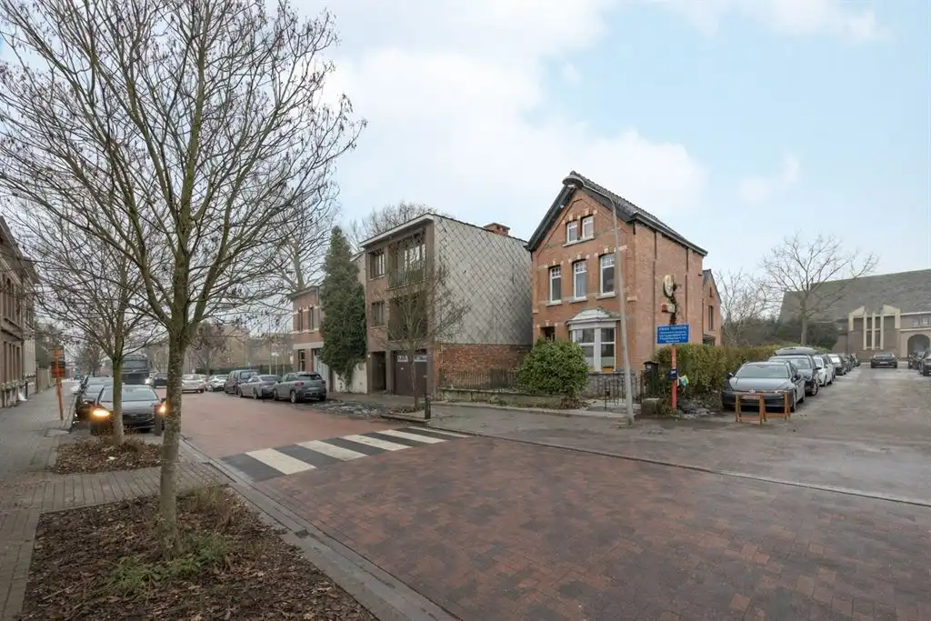 Ruim magazijn met buitenruimte foto 12