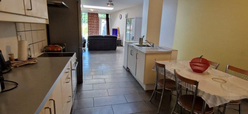 Gerenoveerde EENGEZINSWONING op 2 are 55 a met tuin( z) en parking foto 7
