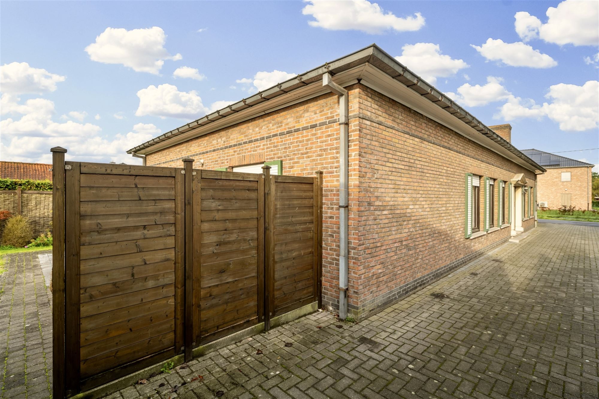 Heel solide bungalow met 4 slpks, tuin en garage foto 3