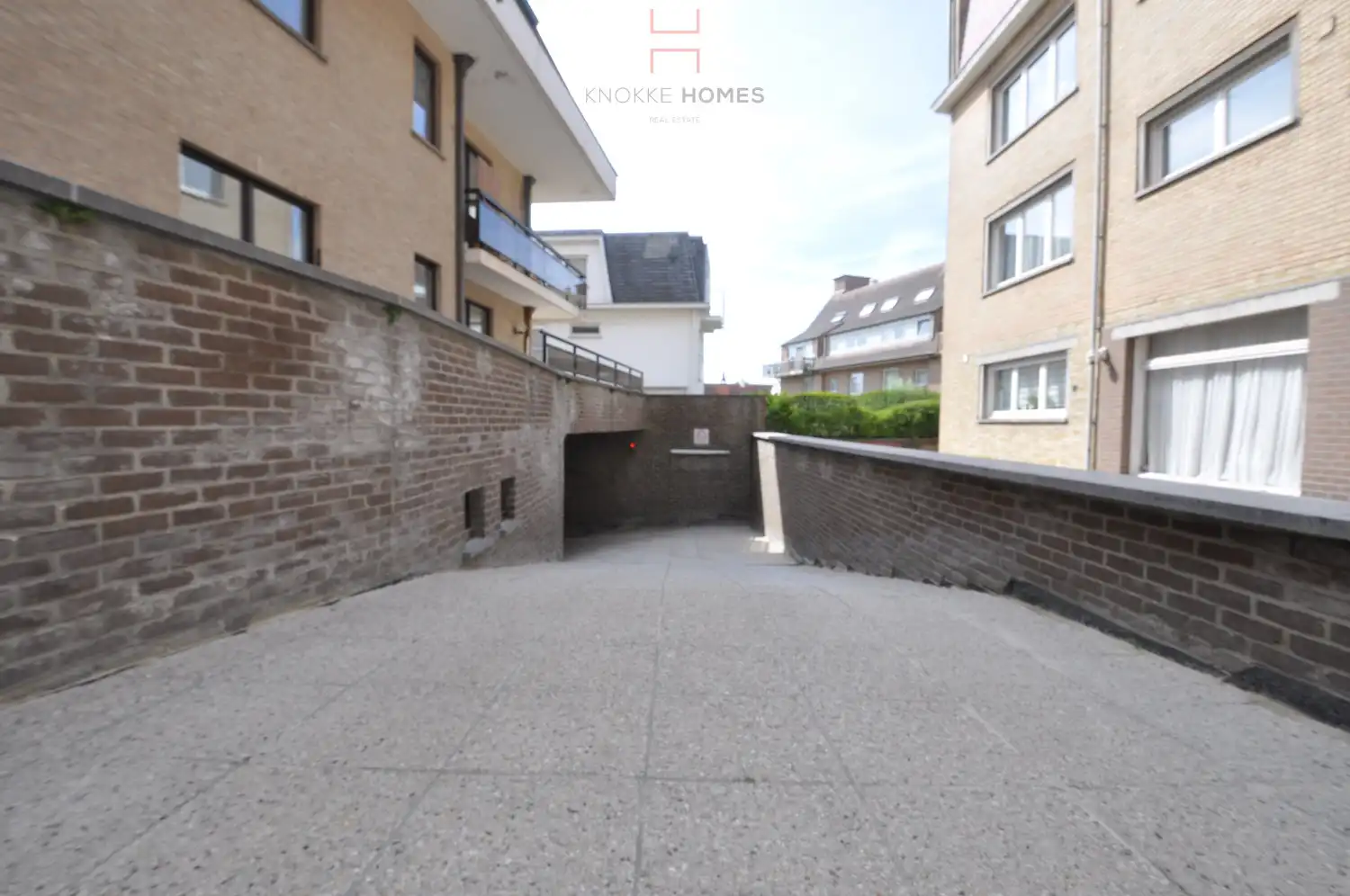 Goed gelegen autostaanplaats nabij het strand in Duinbergen foto 2