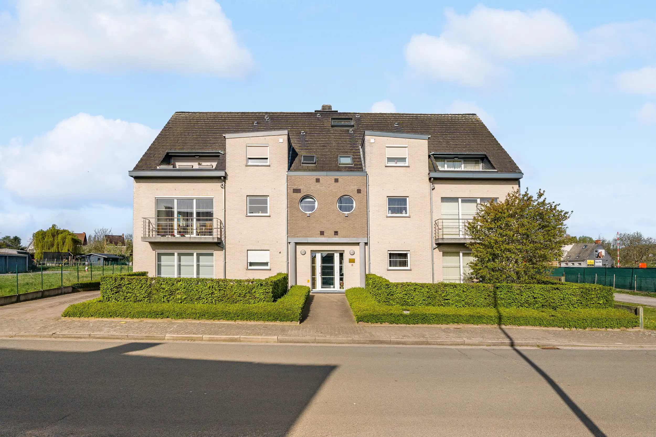 Gelijkvloers app. met 3 slaapkamers, tuin, terras & garage foto {{pictureIndex}}