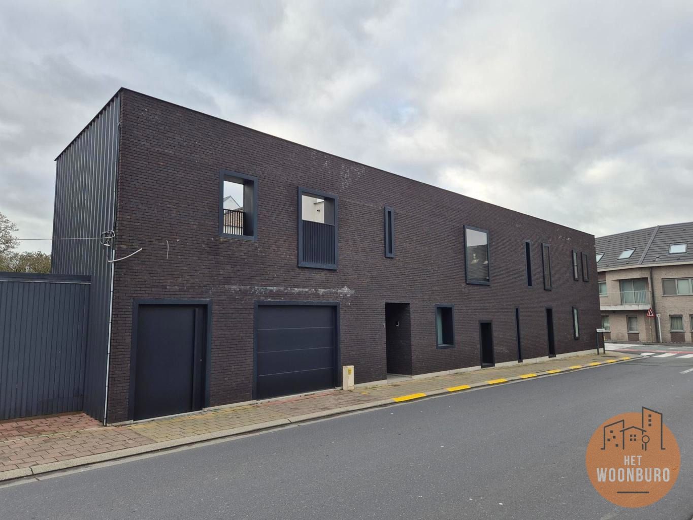 Woning halfopen bebouwing met 3 slpks, garage en kelder foto {{pictureIndex}}