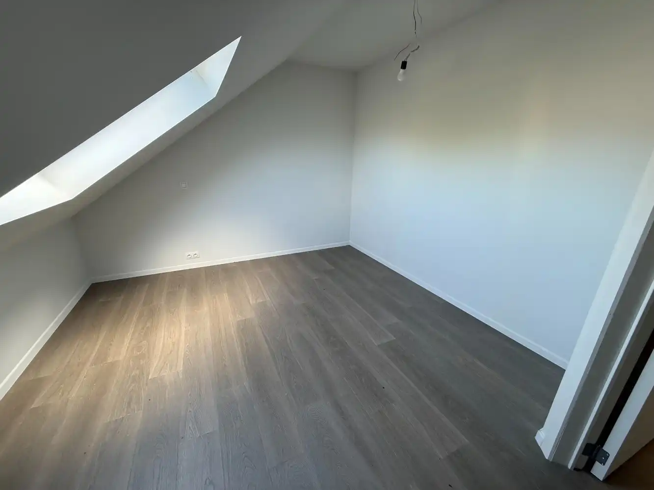 Ruim duplex nieuwbouwappartement met 2 slaapkamers én parkeerplaats! foto 8