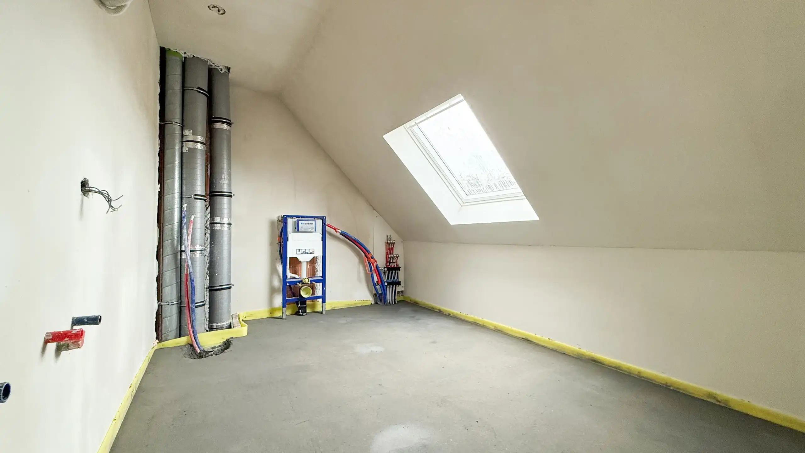 Zeer ruim (146m²!) duplex app.met 2-slpks,garage en terras! foto 14