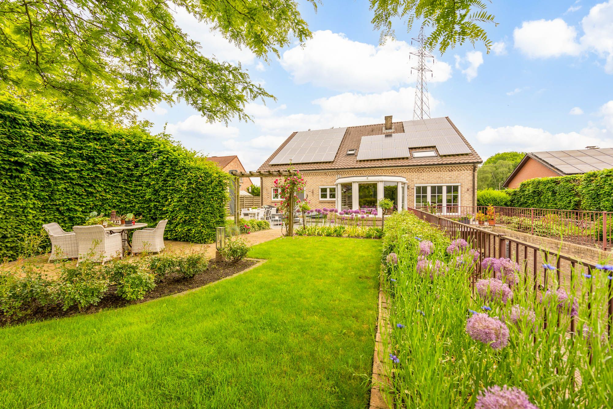 IDEALIS VASTGOED - ZEER RUSTIG GELEGEN VILLA MET ACHTERLIGGEND PERCEEL (+-2ha) ! – Perfect onderhouden woning met fijne indeling op een centrale locatie en dicht bij het centrum van Overpelt! Deze woning omvat +-431m² bewoonbare oppervlakte met een fijne lichtrijke leefruimte, 3 keukens, 3 badkamers, 4 slaapkamers, een zeer aangename veranda met prachtig uitzicht op de achterliggende weides en is volledig onderkelderd!! De woning is gelegen op een perceel van +- 2 ha op het ’Lindel’ en op fietsafstand van het centrum van Overpelt. Zeer geschikte woning voor paarden- en dierenliefhebbers die opzoek zijn naar een perfect onderhouden, instapklare woning met veel ruimte, stallingen en opbergplaatsen. foto 6