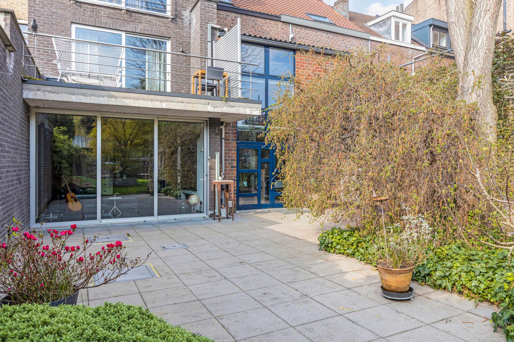 Prachtige woning met grote tuin foto 11