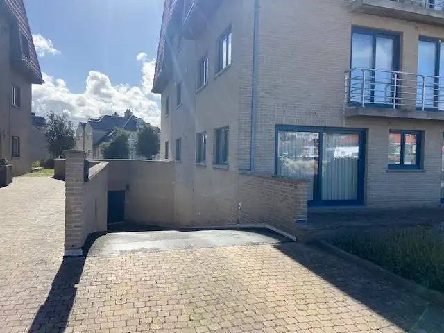 Ruime gesloten garagebox foto 3