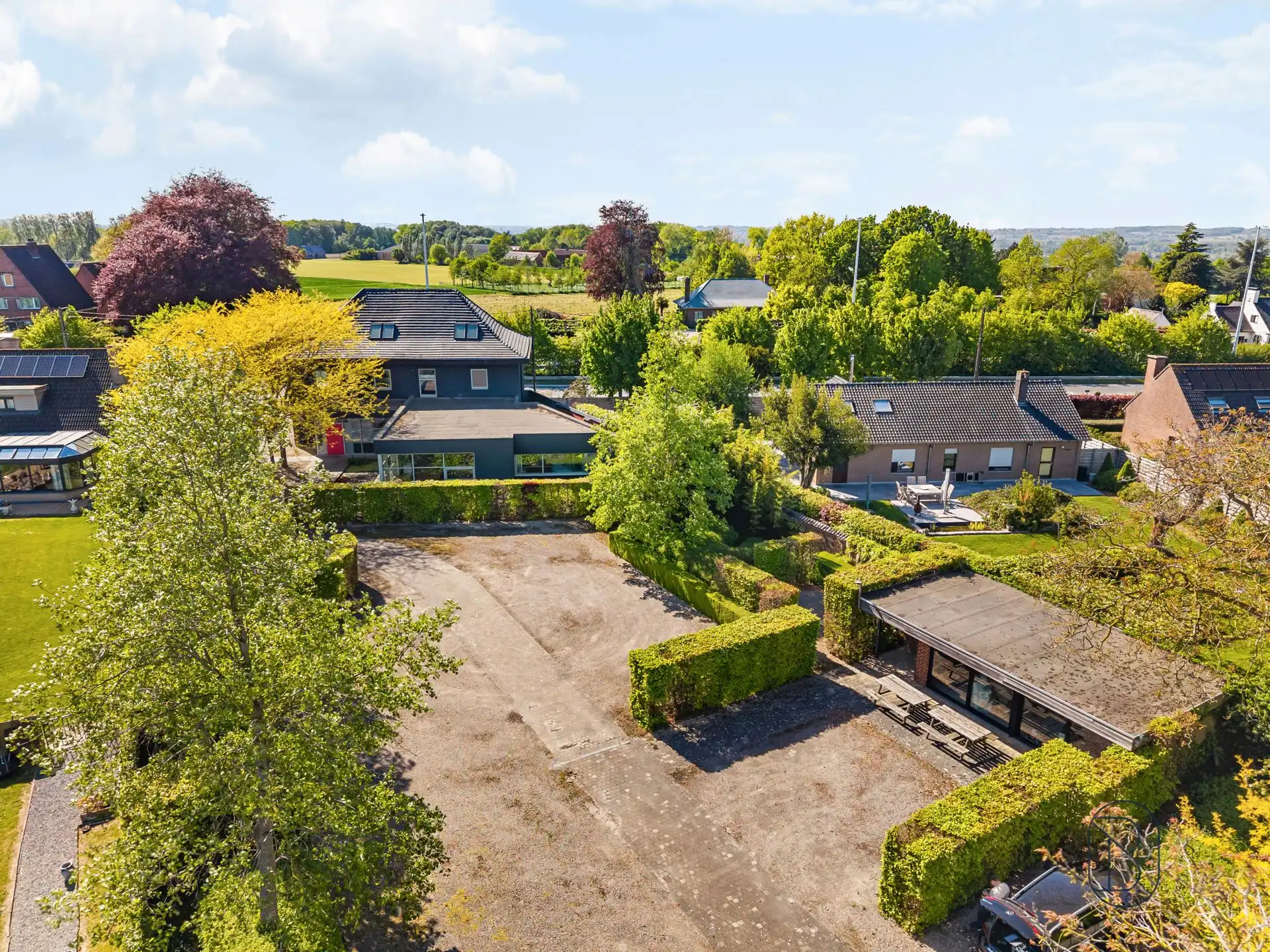 TOPgelegen commerciële eigendom met grote parking. foto 6