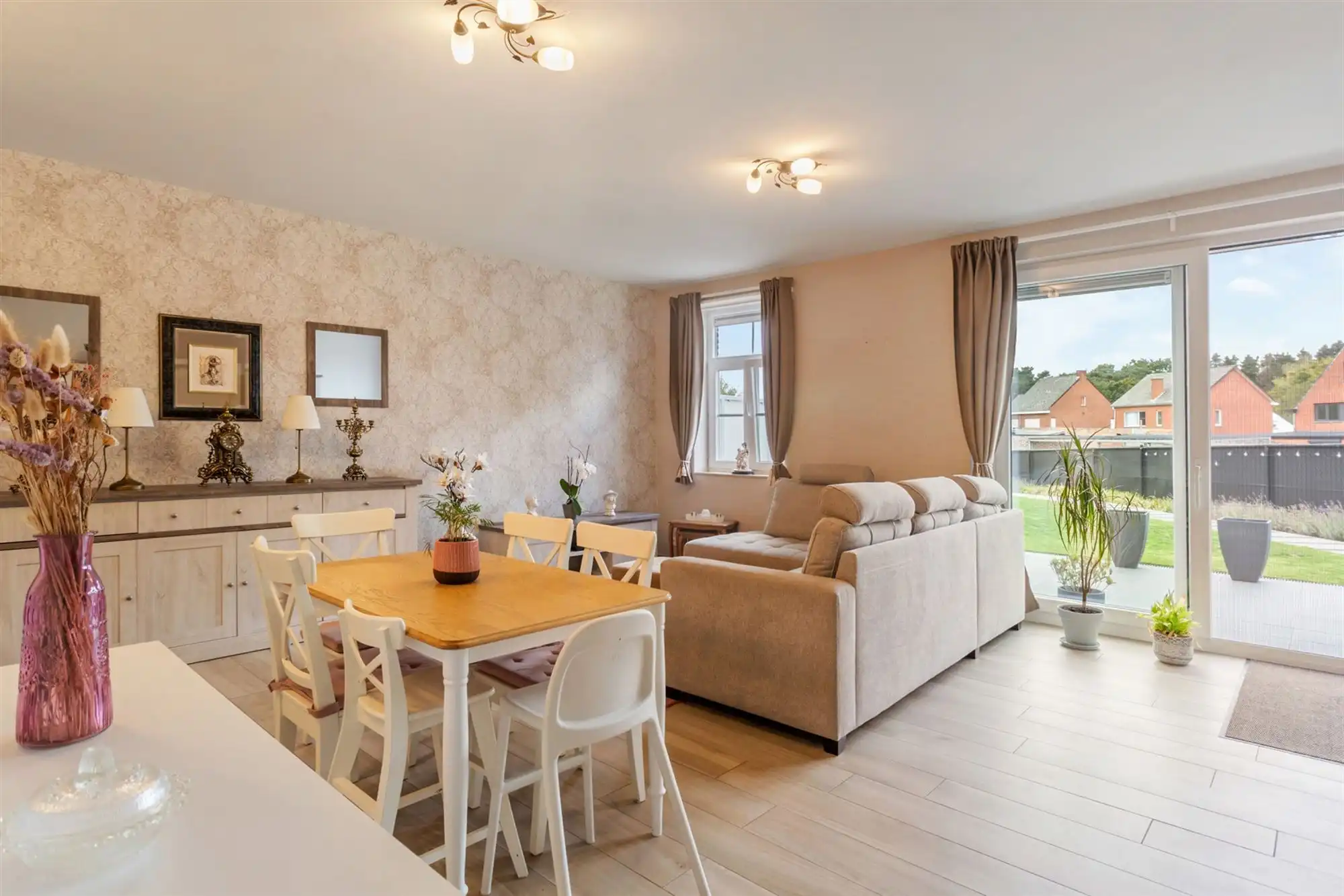 RECENT GELIJKVLOERS APPARTEMENT MET BIJHOREND TERRAS EN RUIME PRIVATE TUIN GELEGEN TE MEERHOUT foto 4