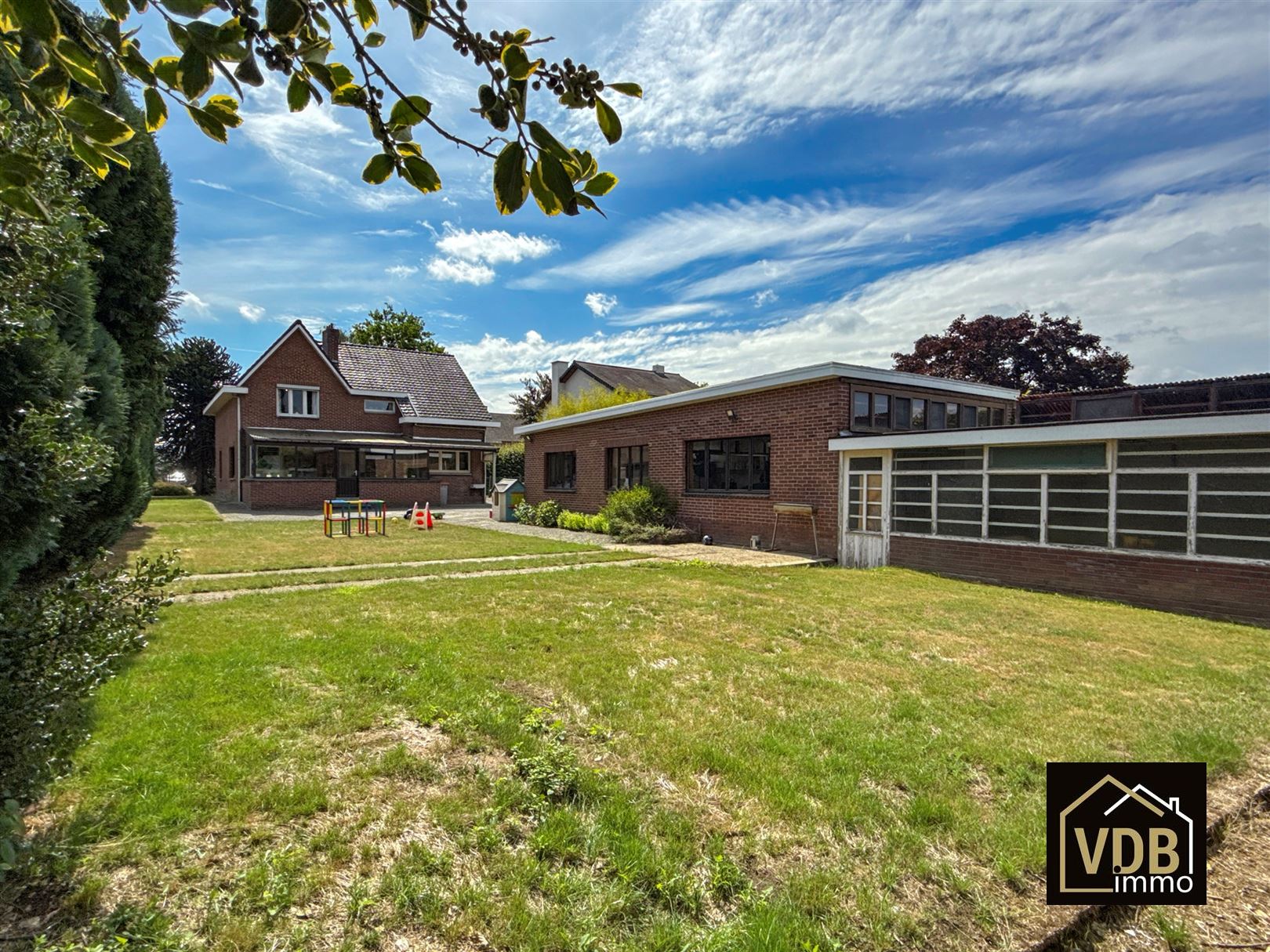  WONING MET 3 SLAAPKAMERS EN MEERDERE GARAGES foto 4