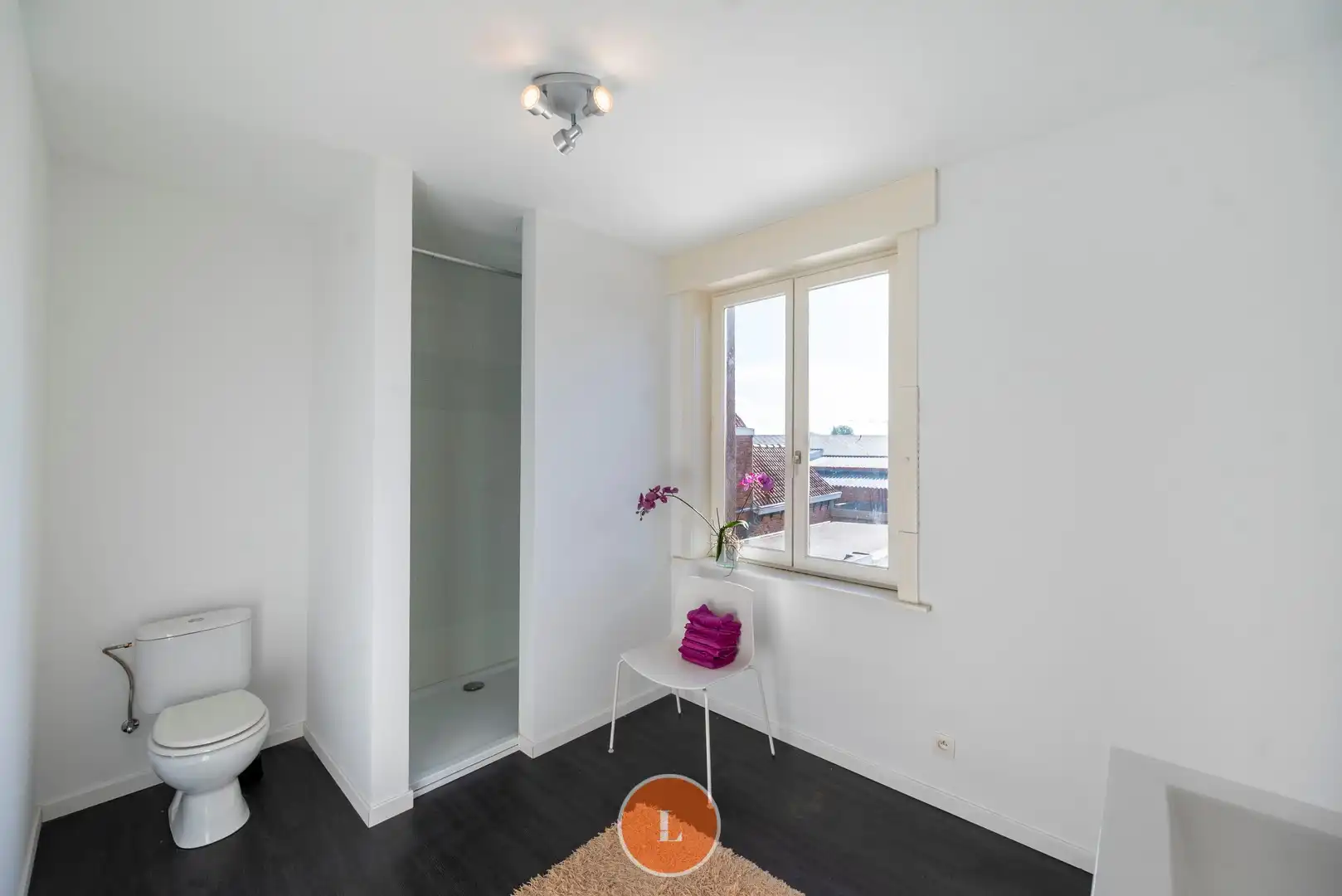 Woonhuis gedeeltelijk ingericht als kapperszaak en gemakkelijk te veranderen in trendy woning foto 14