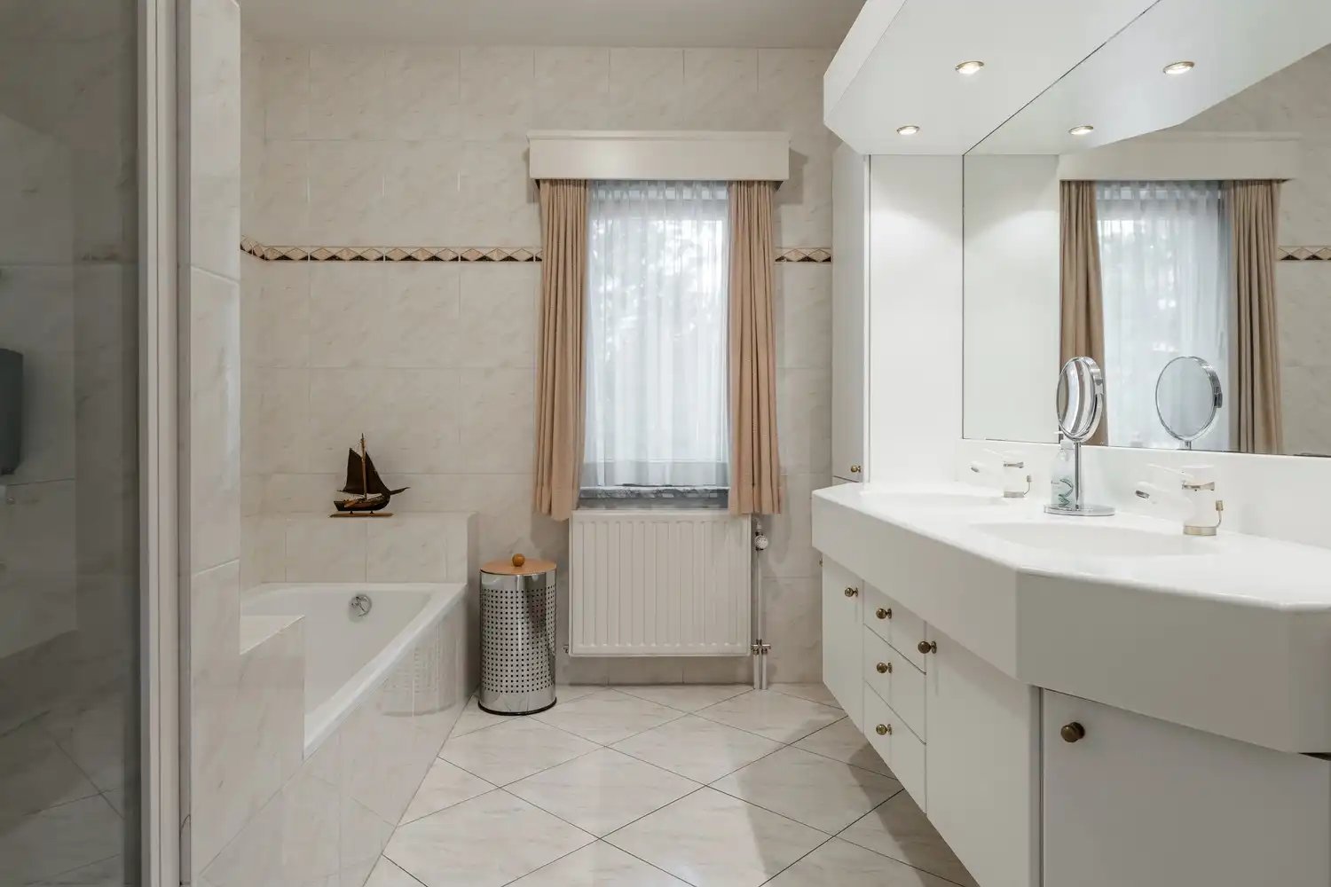 Mooie prachtige gelijkvloerse villa in de gegeerde villawijk Kollenberg te Achel! foto 22