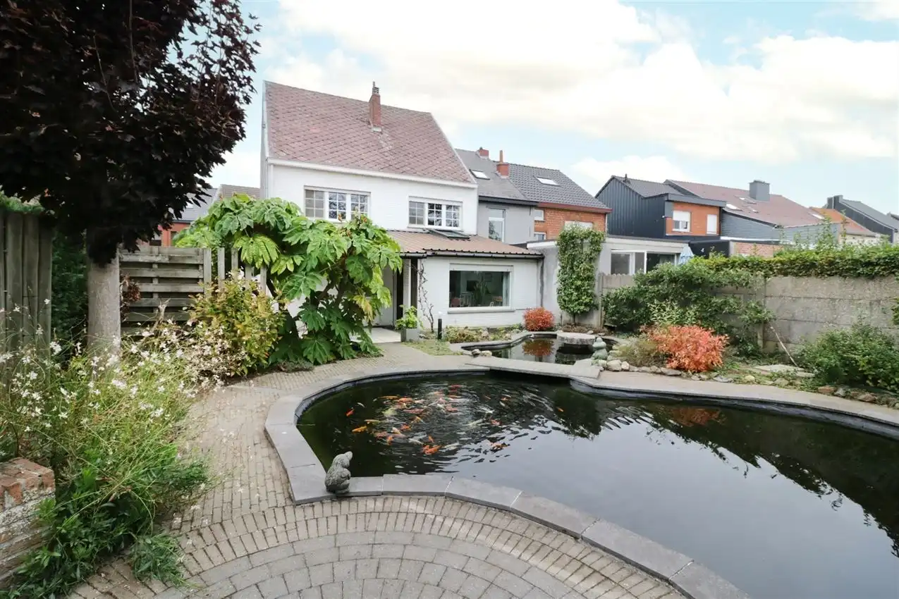 label c, nabij station, garage voor vijf wagens foto {{pictureIndex}}