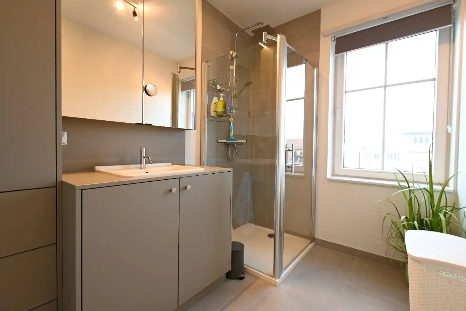 Knap afgewerkt gelijkvloers appartement met 2 slaapkamers, ruim terras, tuintje, carport en berging - GEEN GEMEENSCHAPPELIJKE ONKOSTEN  foto 10