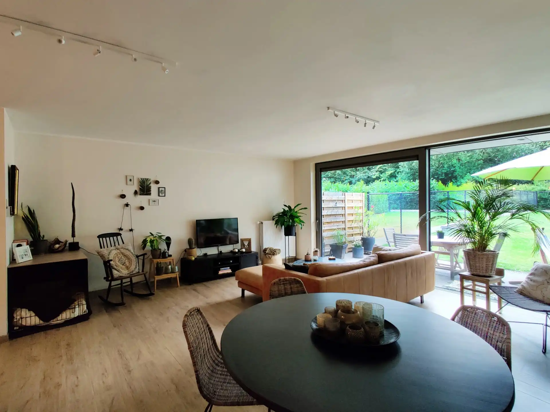 GIJZEGEM - Gelijkvloers appartement met tuin en staanplaats. foto 3