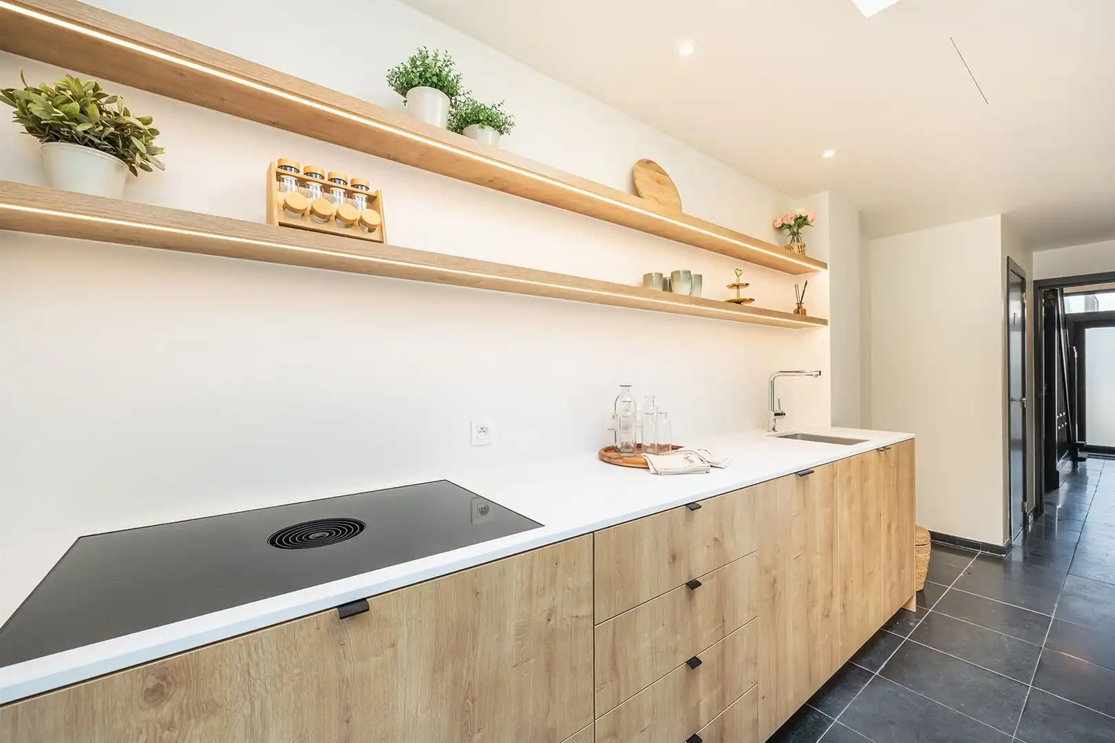 Instapklare herenwoning met privéparking, zonnepanelen en zuidgerichte patio foto 3