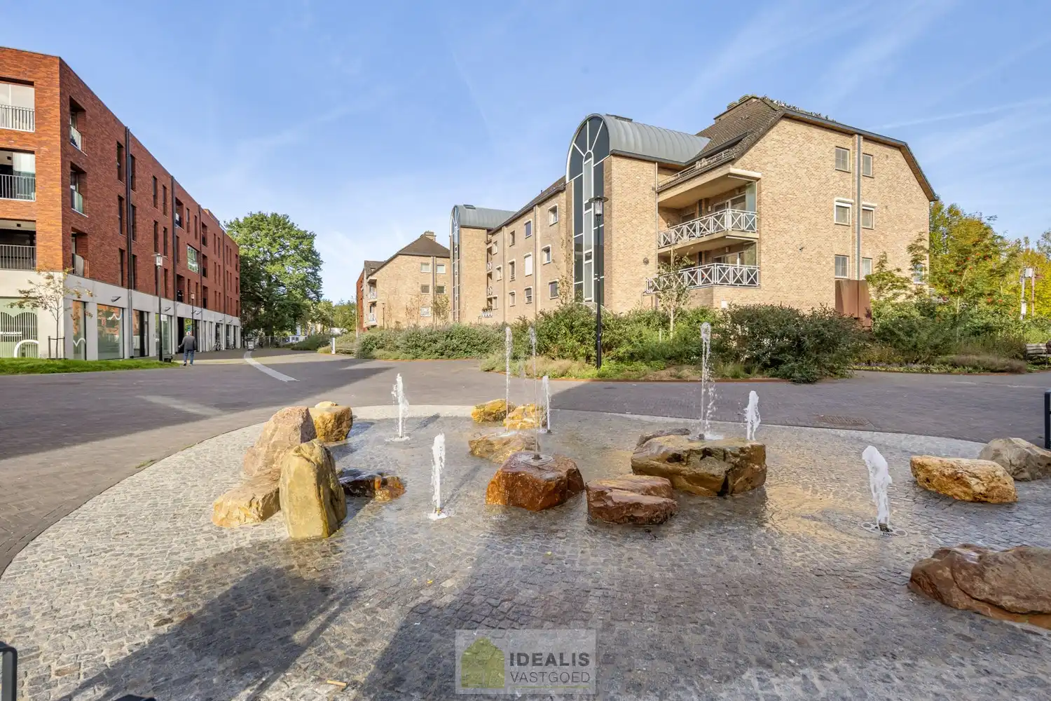 IDEALIS VASTGOED – KNAP APPARTEMENT GELEGEN OP UITERST CENTRALE LOCATIE TE OVERPELT, PELT. Dit knappe appartement met bouwjaar 2000 omvat een aangename ca.72m² en  biedt plaats aan een lichtrijke leefruimte met aansluitend goed onderhouden keuken, 2 knappe slaapkamers, badkamer en dakterras! Een fraai appartement, zeer geschikt voor kandidaten op zoek naar betaalbare woonruimte vlak bij het centrum van (Over)Pelt! foto 4
