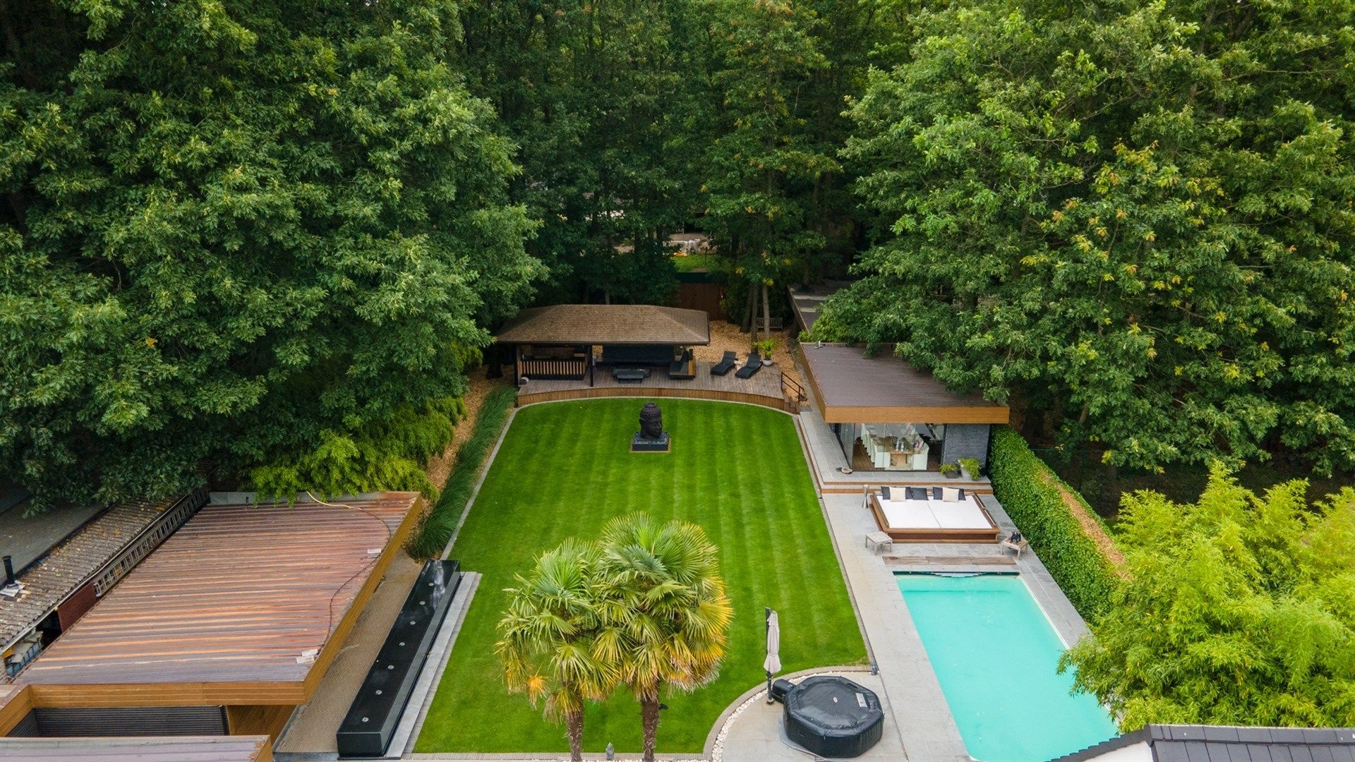 Villa met prachtige tuin, zwembad en bijgebouwen op 2.063m². foto 3