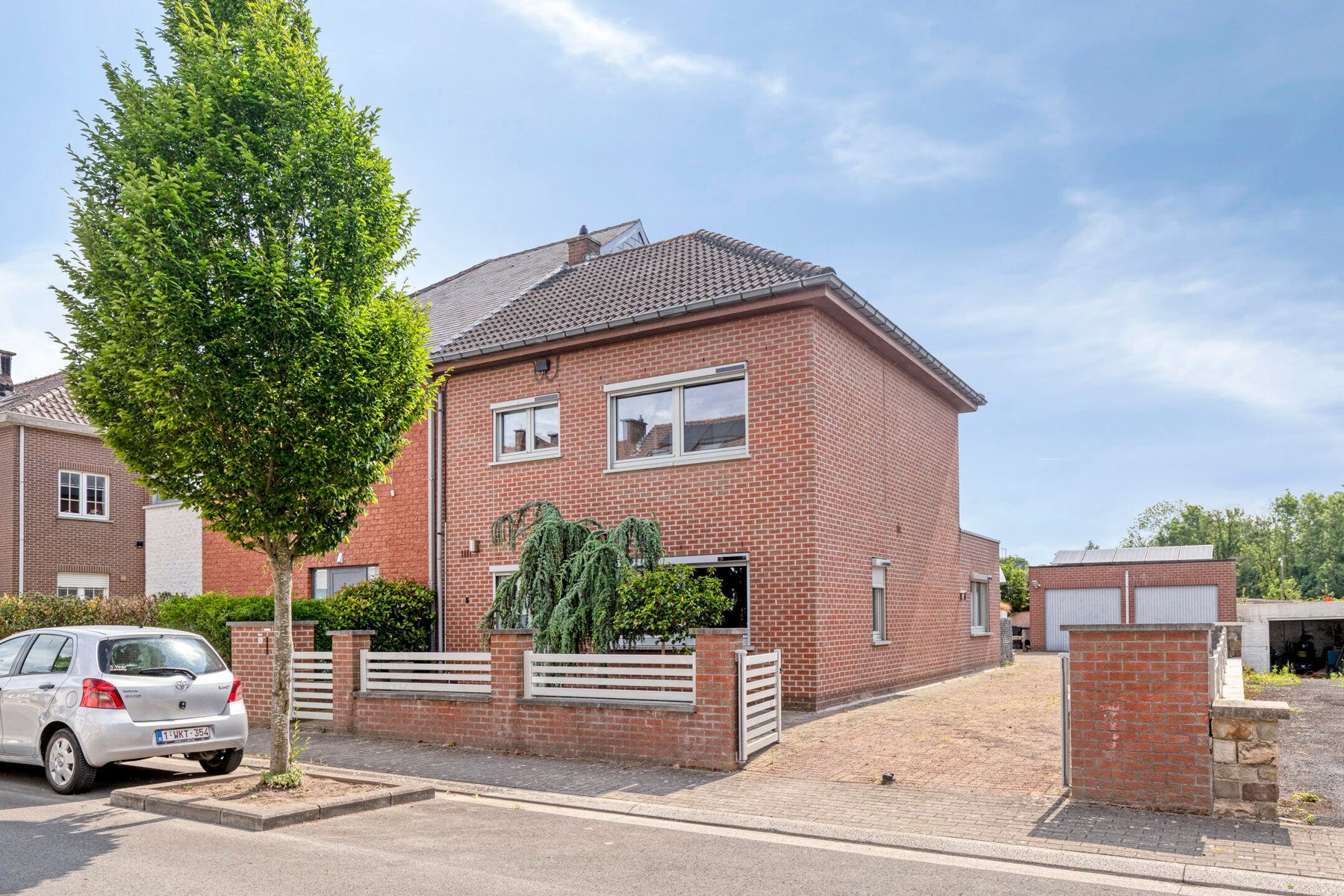 Rustig gelegen woning met 2 garages foto 2