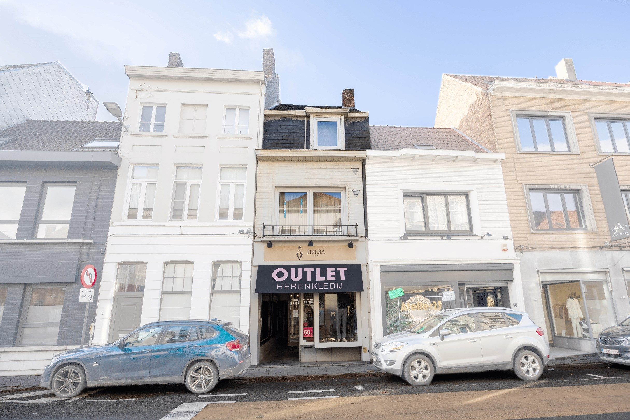 OPBRENGSTEIGENDOM MET 3 EENHEDEN IN HARTJE KORTRIJK foto {{pictureIndex}}