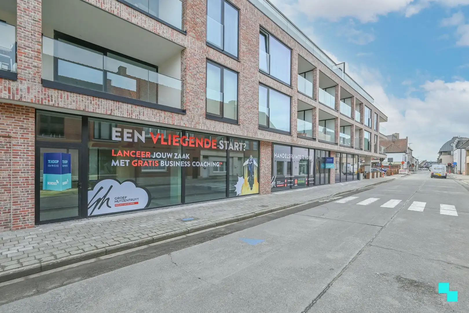 Centraal gelegen handelsruimte met ruime parkeermogelijkheid! foto 2