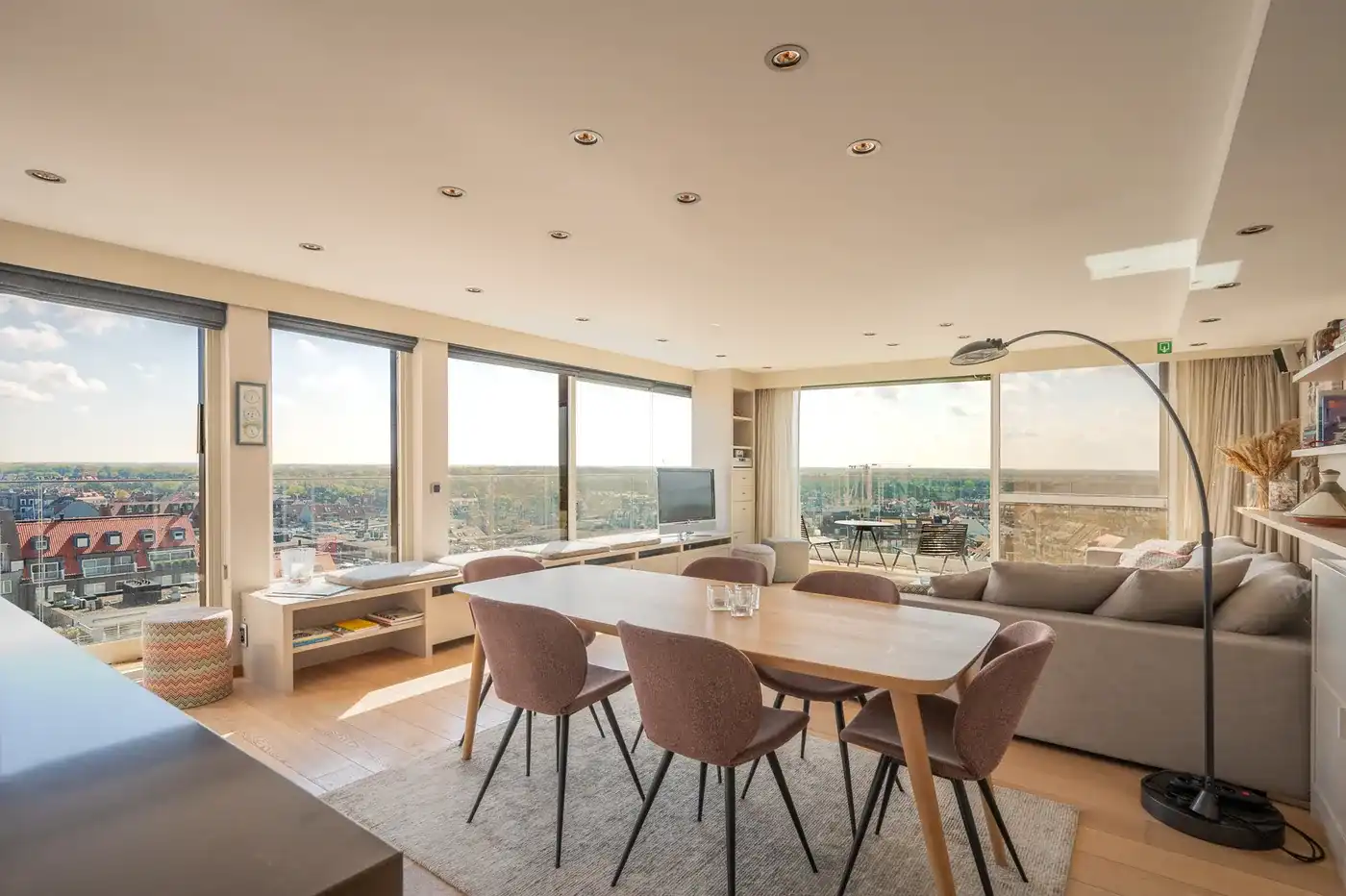 Uitzonderlijke penthouse gelegen op de Zeedijk aan het Van Bunnenplein met panoramische zichten foto 3