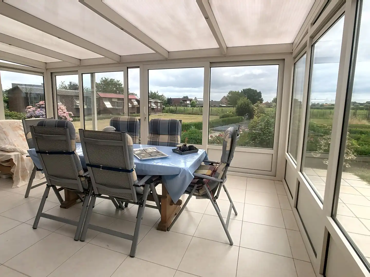 Alleenstaande woning met 3 slaapkamers,  inpandige garage, op 1744m² en zicht op de velden foto 10