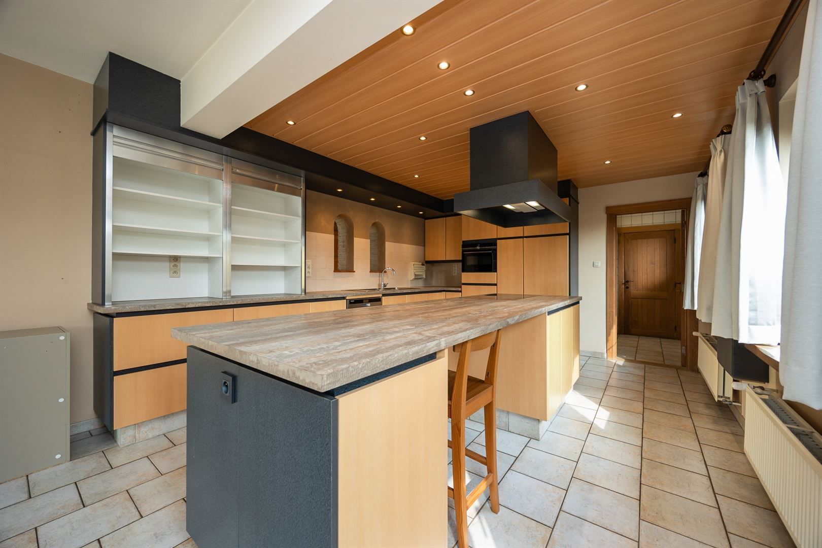 Woning in zuiderse stijl met ruim bijgebouw op Zuid perceel. foto 9
