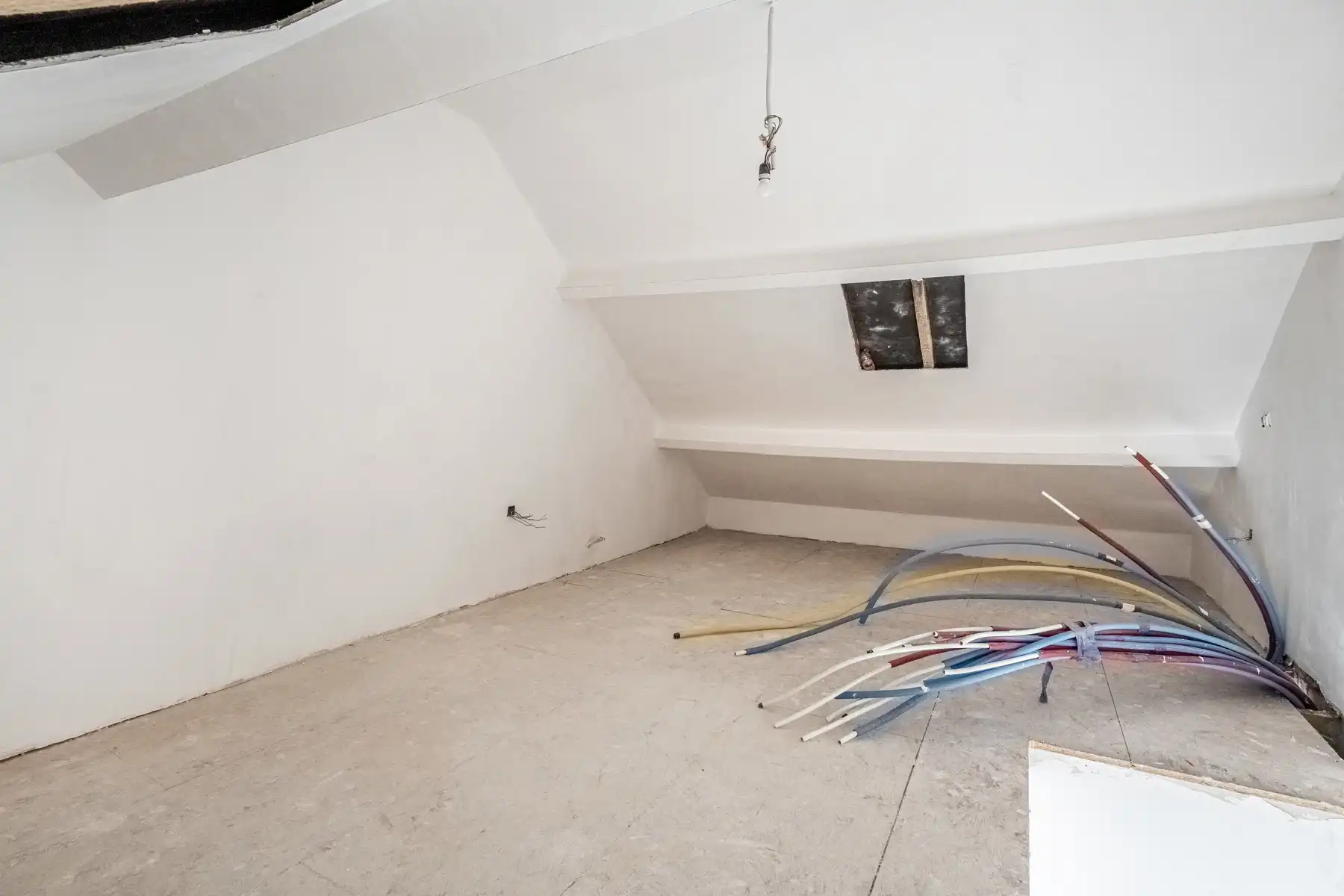 Te renoveren woning met veel potentieel foto 12