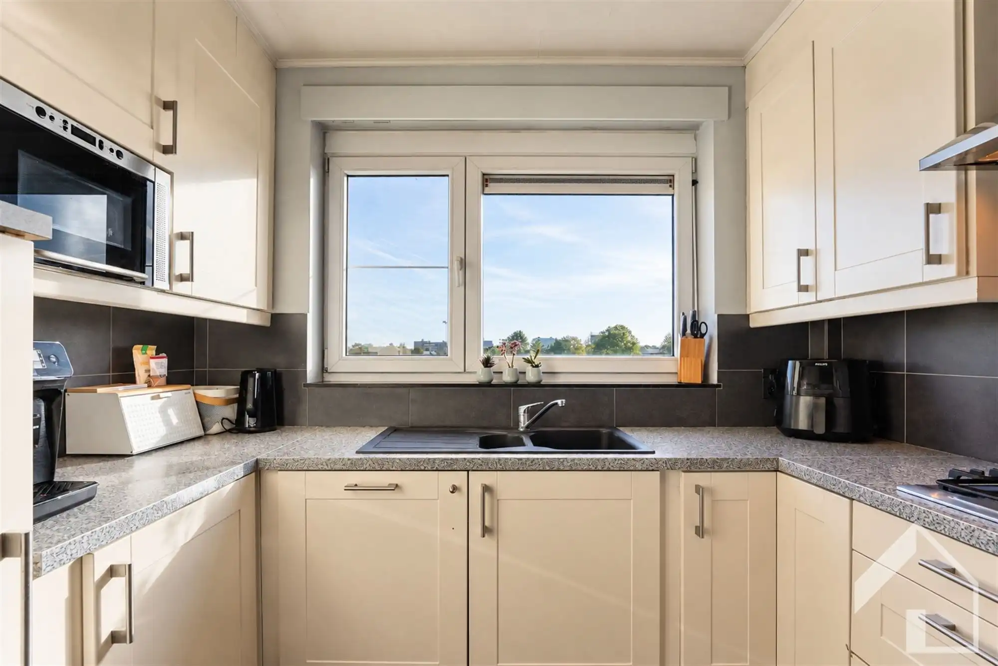 Lichtrijk hoekappartement met 2 slaapkamers, terras en garage met oprit foto 7