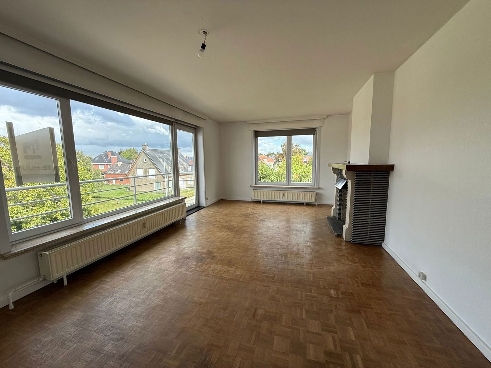 Appartement met 3 slaapkamers, balkon en garage nabij het centrum foto {{pictureIndex}}