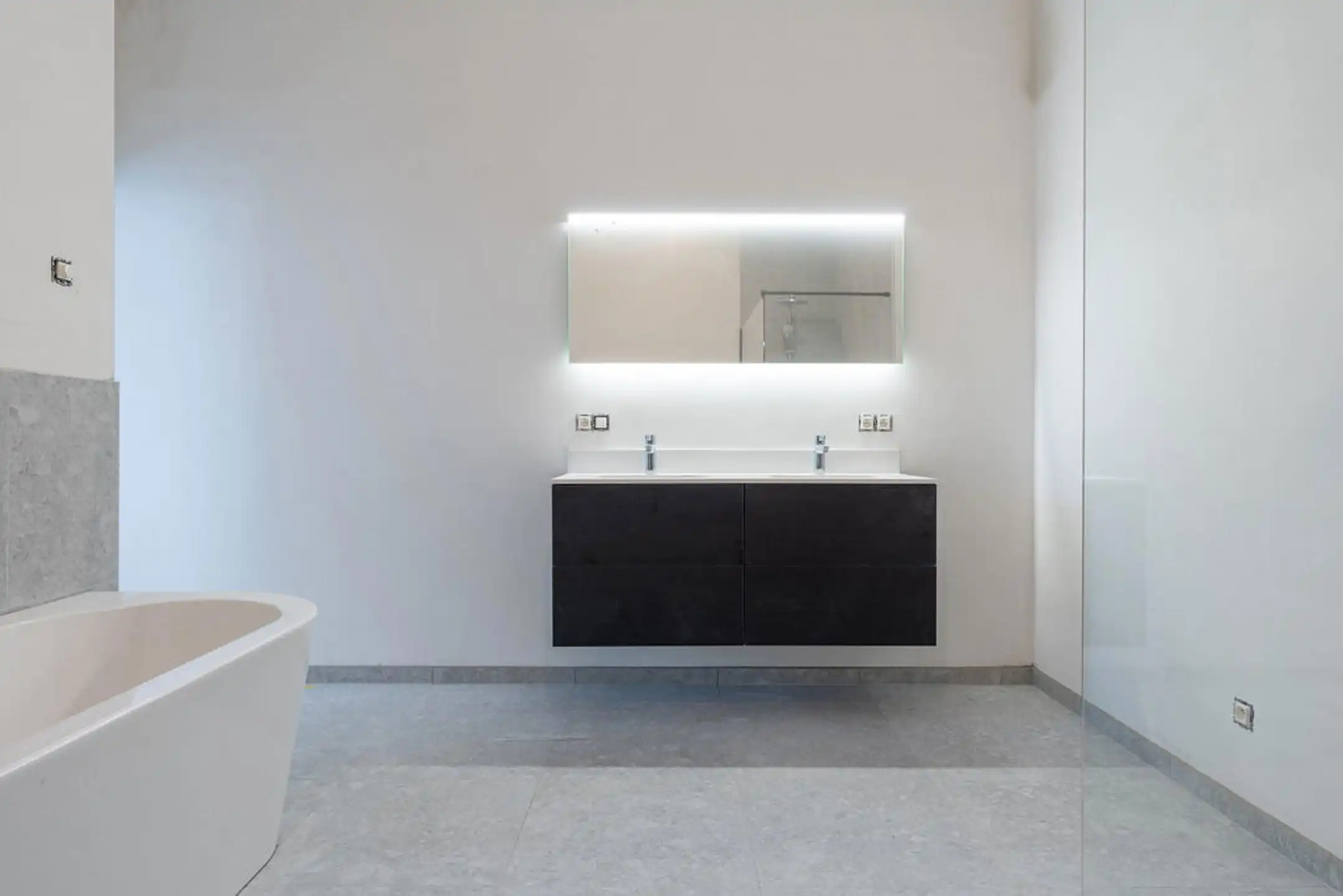 Modern 2-slpk app met terras en autostaanplaats. foto 7