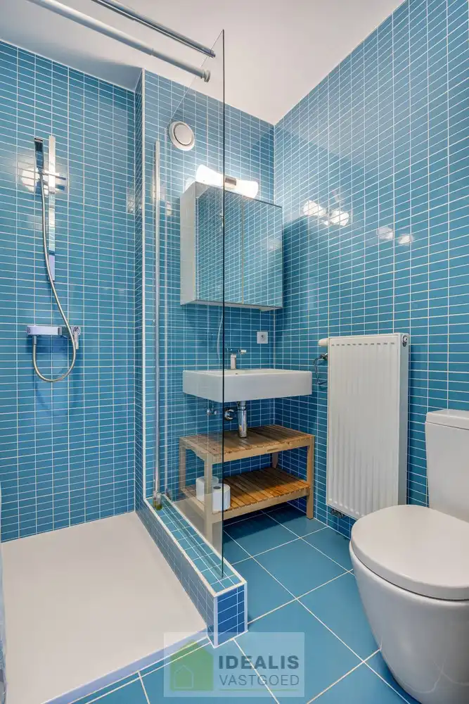 IDEALIS VASTGOED - HEERLIJK GELIJKVLOERS VAKANTIE-APPARTEMENT TE ZEEBRUGGE-BAD OP WANDELAFSTAND VAN HET STRAND EN DE DUINEN! EEN FIJNE PLEK BESTAANDE UIT EEN LICHTRIJKE LEEFRUIMTE MET OPEN KEUKEN EN BERGING, 1 RUIME SLAAPKAMER, 1 INPANDIGE KINDERKAMER, EEN EXTRA RUIM TERRAS EN EEN GOED TOEGANKELIJKE ONDERGRONDSE PARKEERPLAATS (AUTOLIFT) EN KELDERBERGING! foto 24