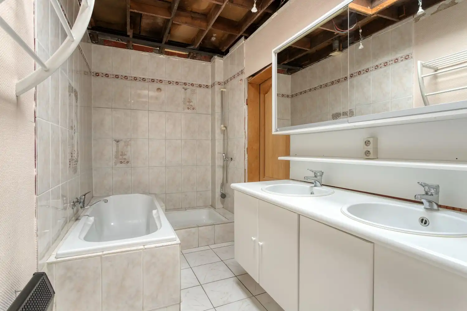 Karaktervolle stadswoning met renovatiepotentieel en unieke troef foto 8