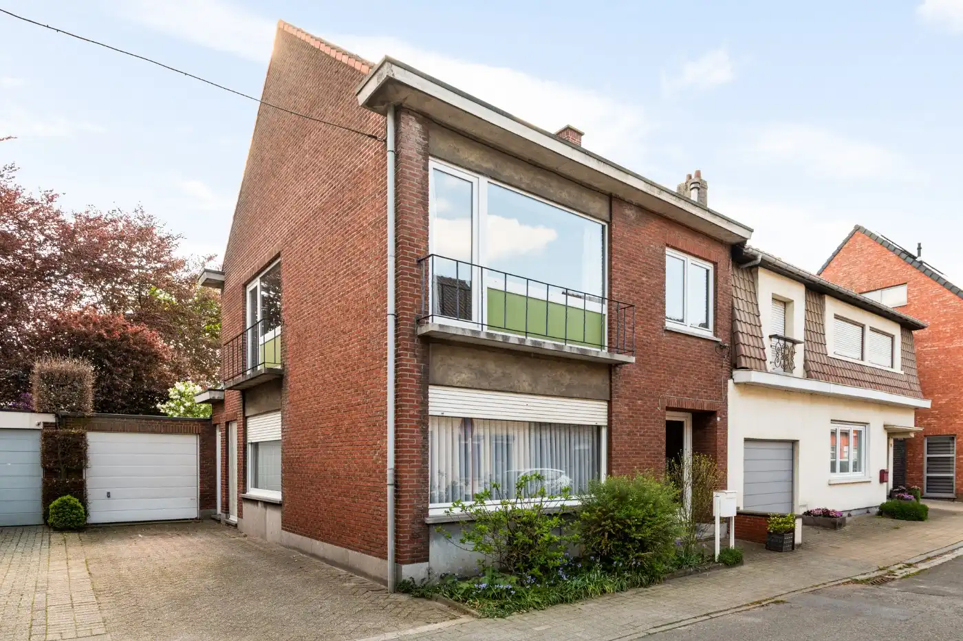 Hoofdfoto van de publicatie: Te renoveren woning met 3 slpk., garage en tuintje