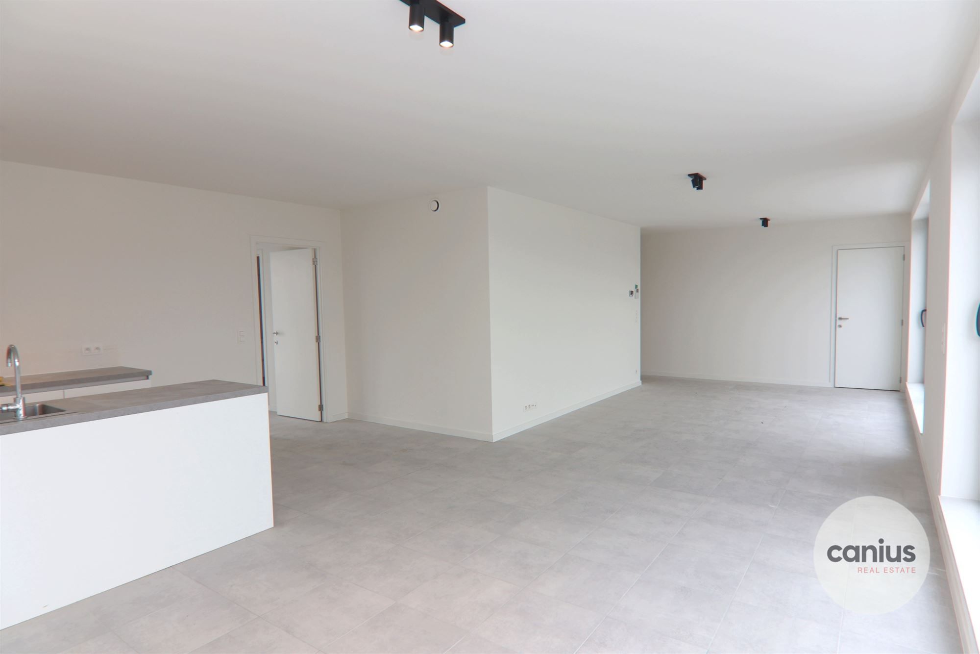 GESCHILDERDE PENTHOUSE IN HARTJE HASSELT MET 2 SLKS + 2 TERRASSEN & PARKING foto 3