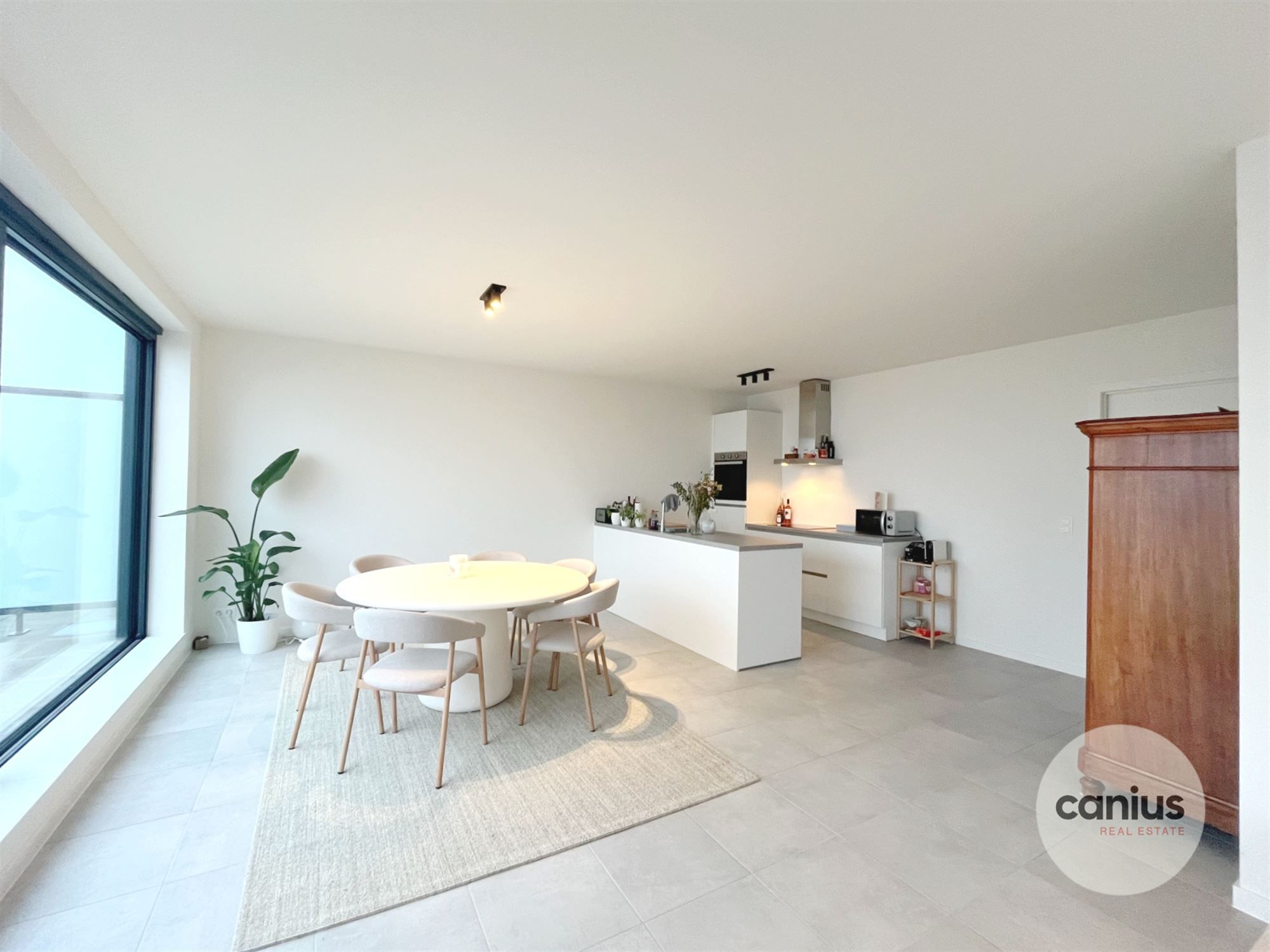 GESCHILDERDE PENTHOUSE IN HARTJE HASSELT MET 2 SLKS + 2 TERRASSEN & PARKING foto 3