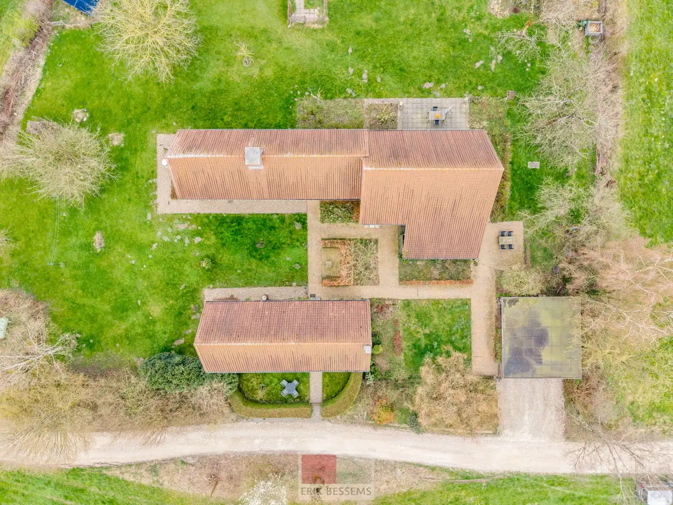 Een zeer karaktervol woonerf van maar liefst 3996 m² met bijzondere uitstraling, bestaande uit een prachtige hoofdwoning (voormalige schuur en stallen) en een charmant vakwerkhuis. foto 69