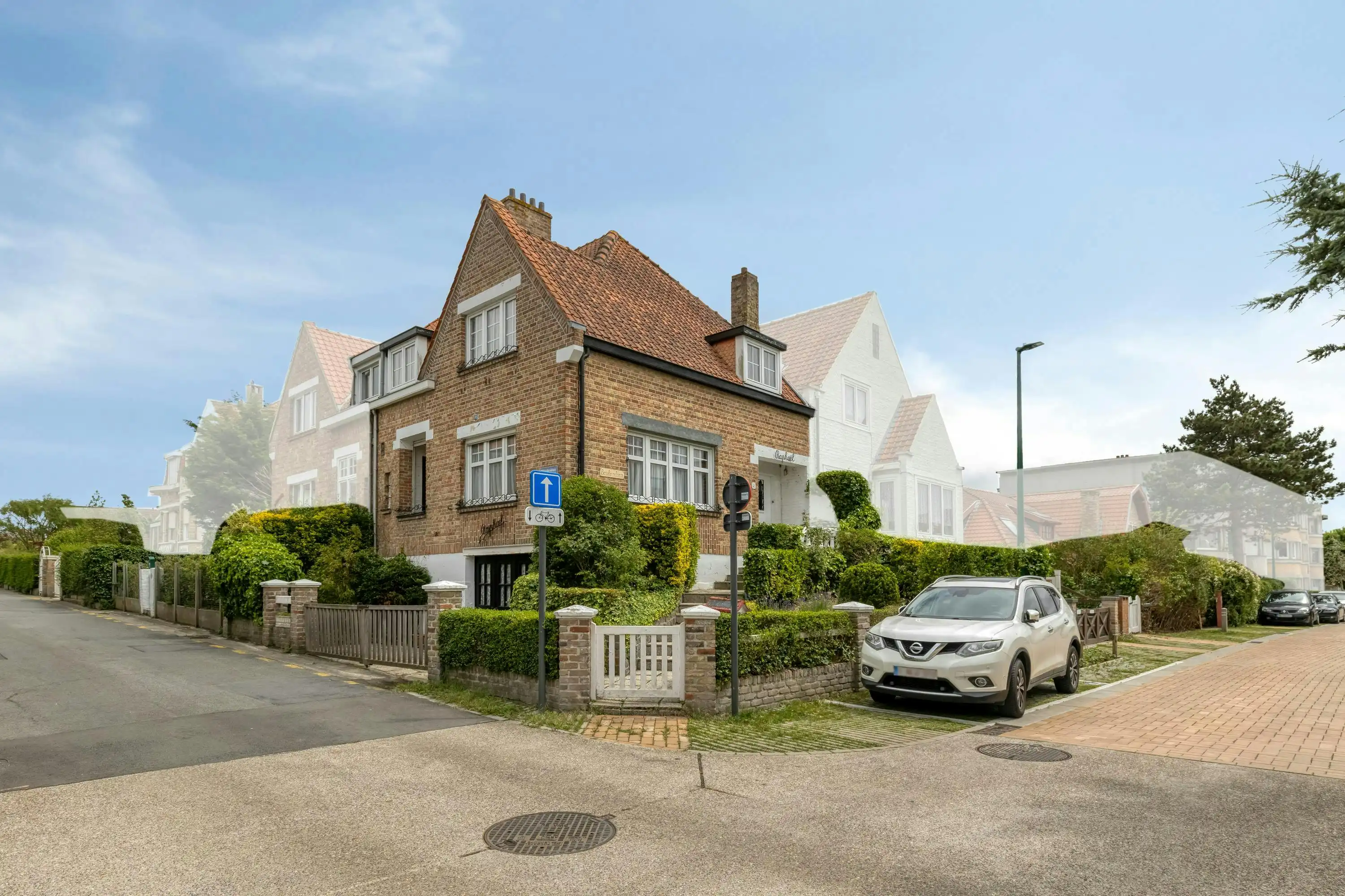Charmante te renoveren woning met garage in centrum De Panne foto 2