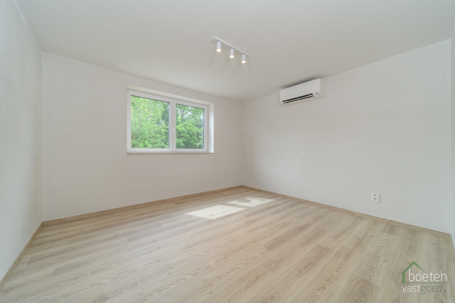 Koksijde/Sint-Idesbald: Energiezuinige en kwalitatief afgewerkte nieuwbouwwoning met 3 slaapkamers, carport en gezellig tuintje op 317m² grondopp. foto 14