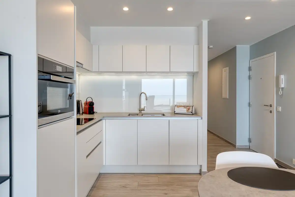 Volledig gerenoveerd tweeslaapkamer appartement op de zeedijk! foto 9