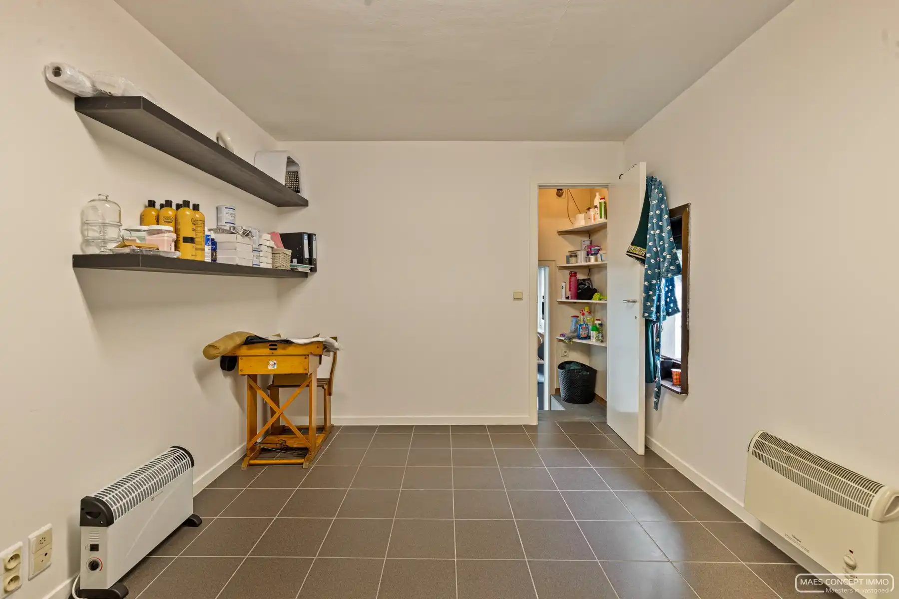 Te koop handelspand met appartement boven in centrum Desselgem foto 11