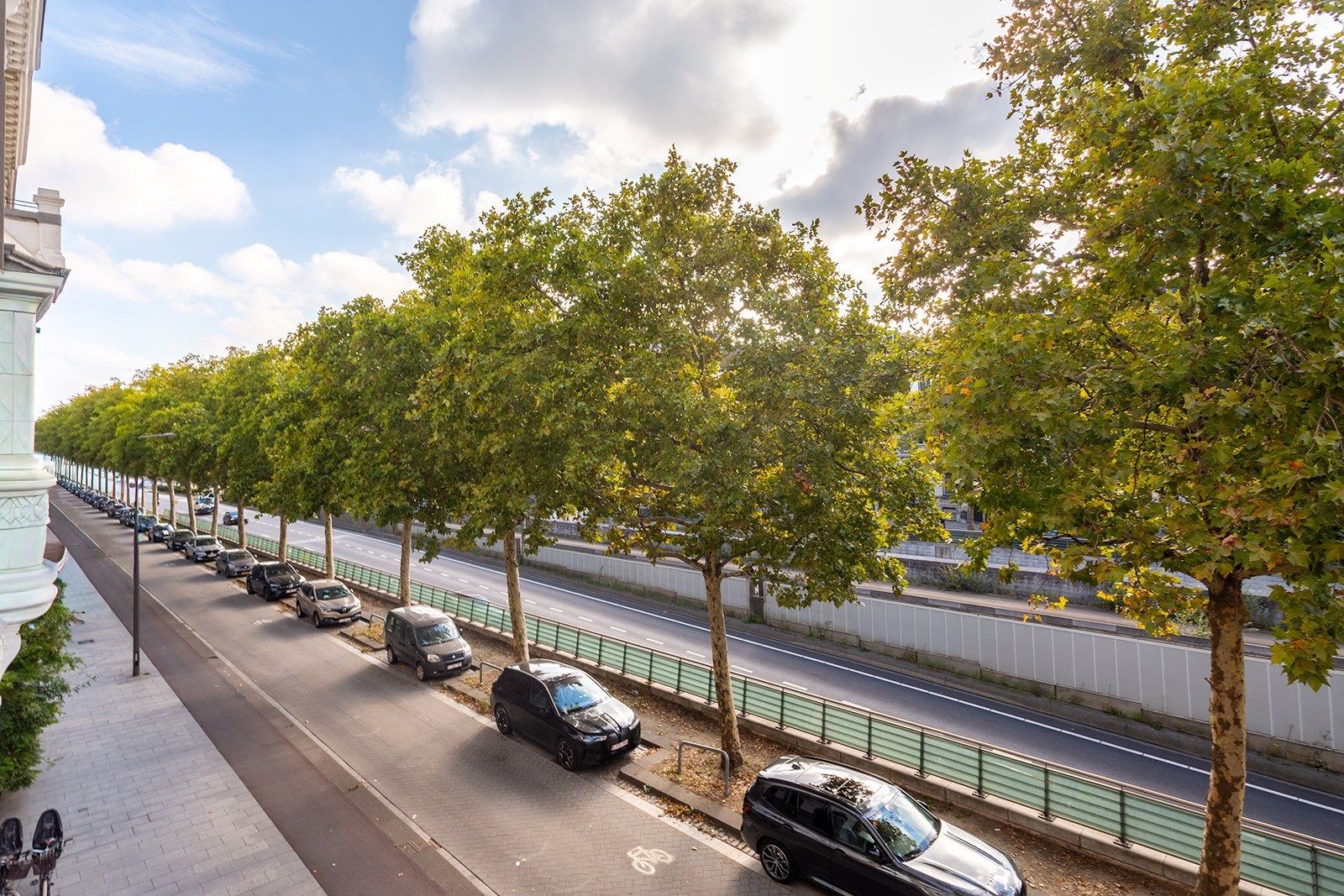 Architecturale parel met een zee van ruimte foto 5