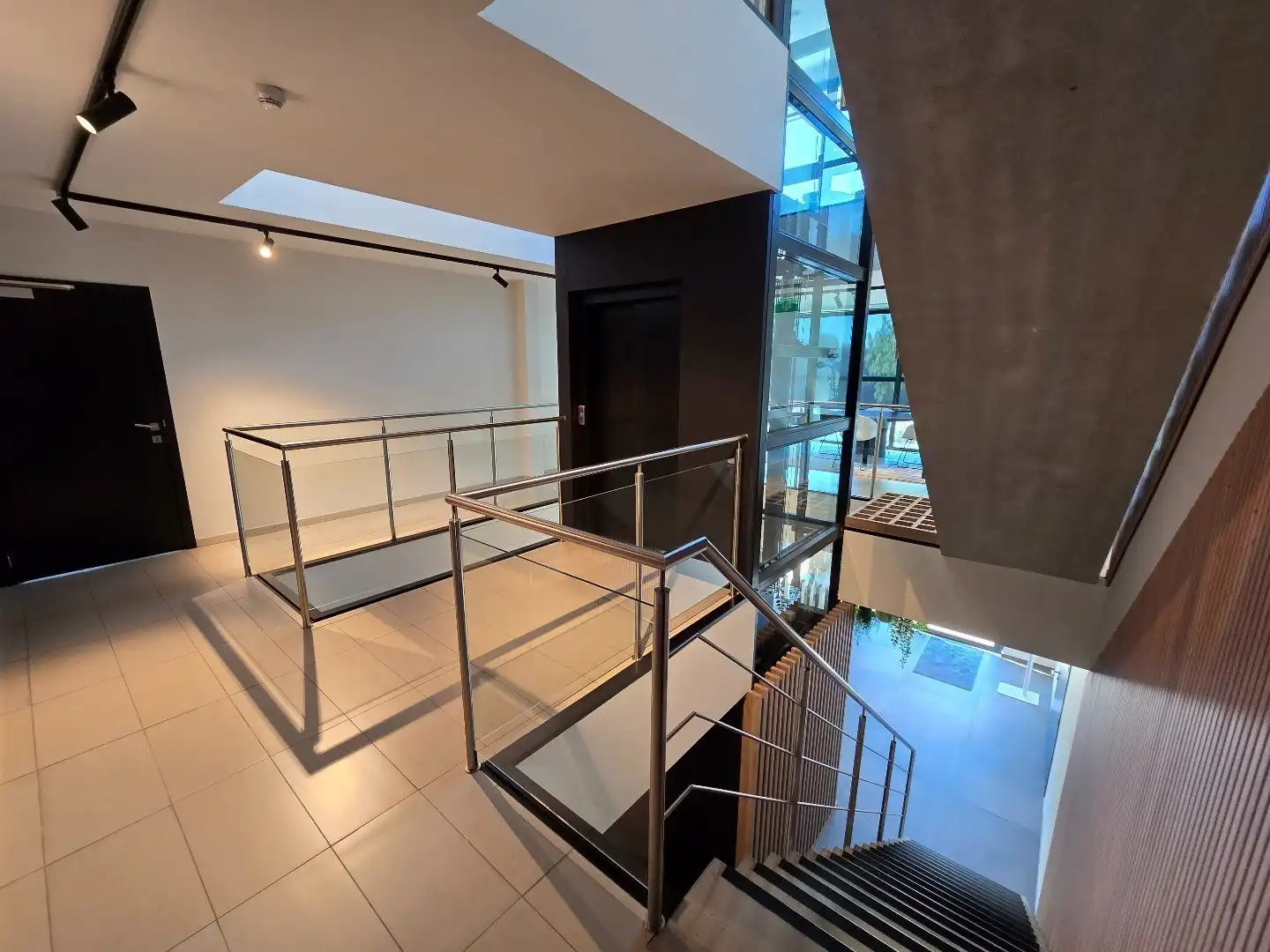 Terbeschikkingstelling van infrastructuur in vernieuwde kantoren met parking, 160m², Genk-Noord foto 27